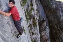 Người đầu tiên tay không leo núi đá dựng đứng 900 m thành công