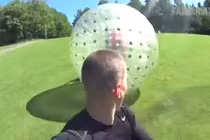 "Chết cười" những tình huống chui vào bóng hơi đầy hài hước