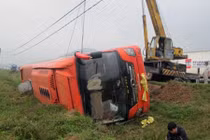 Lật xe giường nằm, hành khách trọng thương