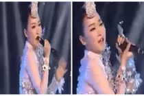 Cầm mic ngược, nữ ca sĩ lòi đuôi hát nhép trên sóng truyền hình