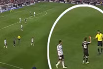 Hy hữu trọng tài nhận thẻ đỏ từ... cầu thủ