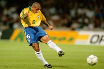 Những pha sút bóng mạnh và đẹp nhất thế giới