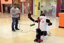 Cười rụng rốn xem robot tỏ tình với máy hút bụi