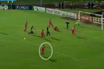 Xem trái bóng "biết đùa" không chịu chui vào lưới