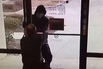 Quản lý ngân hàng quá cứng khi đối đầu với cướp