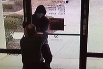 Quản lý ngân hàng quá cứng khi đối đầu với cướp