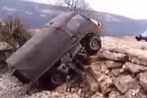 Xuất hiện thánh lái xe leo dốc đá dựng đứng