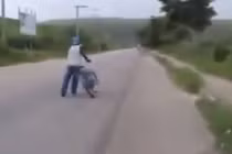 Cười vỡ bụng với anh chàng say rượu dắt xe trên đường