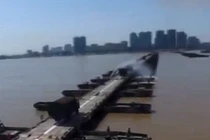 Quân đội Trung Quốc xây cầu dài hơn 1km trong 27 phút