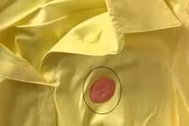 Cách tẩy kẹo cao su dính trên quần áo