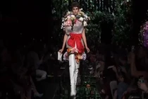 Video: Người mẫu biến thành bó hoa khổng lồ trên sàn diễn