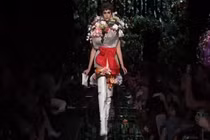 Video: Người mẫu biến thành bó hoa khổng lồ trên sàn diễn