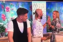 Ảo thuật thất bại, nữ MC bị đinh khủng đâm xuyên tay