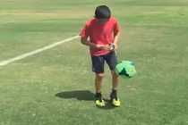 Vừa tâng bóng vừa giải rubik một cách khó tin