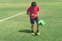 Vừa tâng bóng vừa giải rubik một cách khó tin