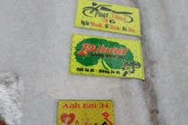 Nhiều phượt thủ dán giấy ghi tên mình lên hòn đá biểu tượng Tam Đảo