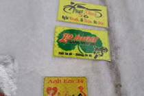 Nhiều phượt thủ dán giấy ghi tên mình lên hòn đá biểu tượng Tam Đảo