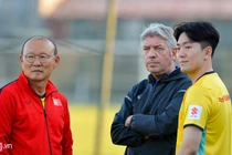 Trợ lý ngôn ngữ mới của HLV Park Hang-seo cao ráo, đam mê du lịch