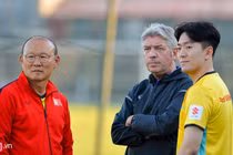 Trợ lý ngôn ngữ mới của HLV Park Hang-seo cao ráo, đam mê du lịch