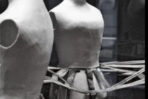 Rùng mình bí mật mẫu váy từng giết chết hơn 3.000 phụ nữ