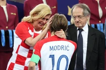 Tổng thống Croatia được khen 'đẳng cấp' khi lau nước mắt cho Luka Modric