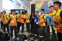 Olympic Việt Nam đến Jakarta, khởi động ngay tại sân bay