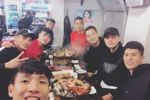 Tuyển Việt Nam chê phở Hàn Quốc, Công Phượng khoe thiệp cưới khiến fan giật mình