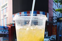 Giới trẻ Sài thành thích thú với đồ uống siêu bự cho mùa hè nắng cháy