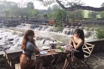 Check in sống ảo “giải khát” ngày hè nóng bức ở thác Đá Hàn 