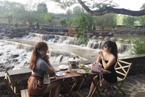 Check in sống ảo “giải khát” ngày hè nóng bức ở thác Đá Hàn 
