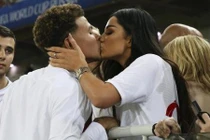 Vào tứ kết, tuyển thủ Anh được bạn gái người mẫu thưởng nóng ngay tại sân