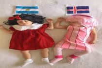 Mẹ hoá trang 2 con sinh đôi thành các đội đối kháng World Cup