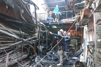 Video: Cửa hàng nhôm kính bị thiêu rụi trong 15 phút ở Hà Nội