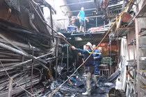 Video: Cửa hàng nhôm kính bị thiêu rụi trong 15 phút ở Hà Nội