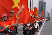 Người dân nô nức đón những “người hùng” Olympic Việt Nam về nước ở sân bay Nội Bài 