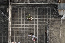 Bộ ảnh bình dị cảnh sinh hoạt thân thuộc trên những mái nhà cao tầng