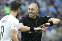 Trọng tài bắt chung kết World Cup: Điềm gở với người Pháp