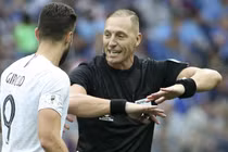 Trọng tài bắt chung kết World Cup: Điềm gở với người Pháp