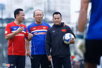 Chuyện phiên dịch ở đội tuyển Việt Nam: Nên kiệm lời thì tốt hơn 