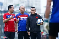 Chuyện phiên dịch ở đội tuyển Việt Nam: Nên kiệm lời thì tốt hơn 