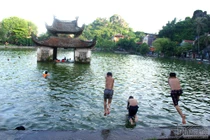 Video: Nhào lộn đã mắt ở "bể bơi" nghìn năm tuổi ở Hà Nội