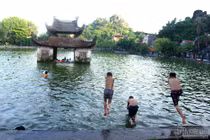 Video: Nhào lộn đã mắt ở "bể bơi" nghìn năm tuổi ở Hà Nội