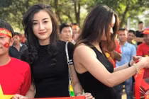 CĐV nữ ĐT Việt Nam tại Lào được săn lùng vì vóc dáng quá đẹp