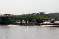 Cát tặc lộng hành, chính quyền biết nhưng ngặt nỗi không có...thuyền