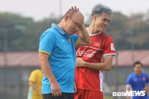 Văn Toàn khoe mái tóc kiểu Sơn Tùng-MTP, Đức Chinh bẽn lẽn như thiếu nữ