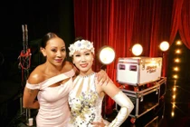 9X xinh đẹp người Việt nổi tiếng với màn “đùa với kiếm” 