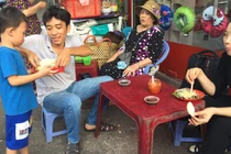 Ứa nước mắt gia cảnh cậu bé bồi bàn 4 tuổi ở Sài Gòn