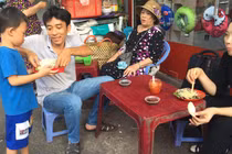 Ứa nước mắt gia cảnh cậu bé bồi bàn 4 tuổi ở Sài Gòn