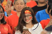 Cổ động viên xinh đẹp bị 'khủng bố' tin nhắn trên Facebook