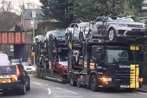 Tai nạn hy hữu, loạt Jaguar và Range Rover biến thành xe mui trần